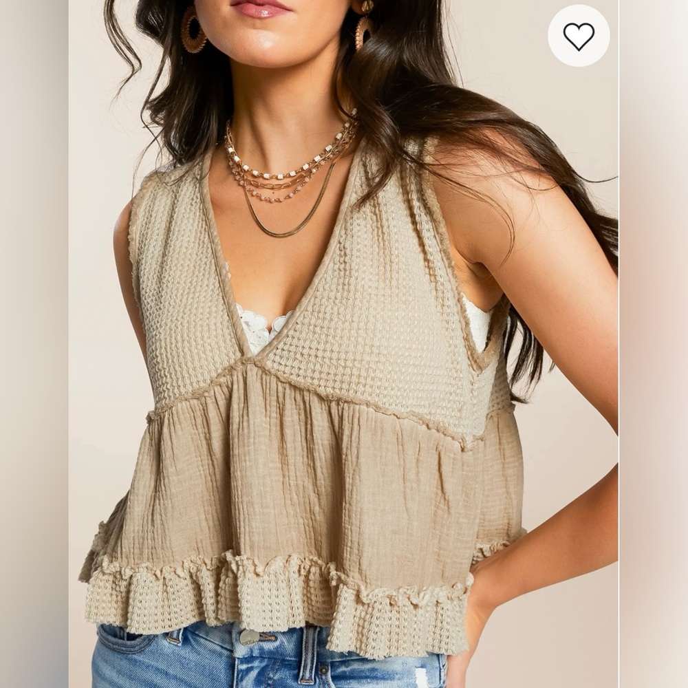 POL Textured Beige Sleeveless Blouse‎ - Picture 2 of 6